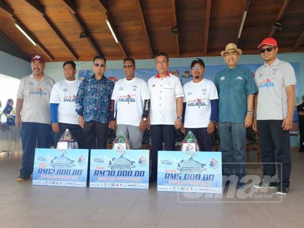Adly (empat dari kanan) bergambar bersama pemenang pertandingan memancing anjuran Tourism Malaysia dan Wakjali Event Management di Pantai Puteri, Klebang semalam.