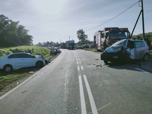 Keadaan kemalangan dua kenderaan di Jalan Felda Ulu Tebrau pagi tadi.