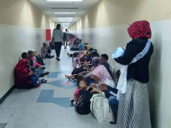 Terdapat warga asing yang menunggu di ruang legar Ibu Pejabat JIM Selangor bagi mengikuti program B4G.