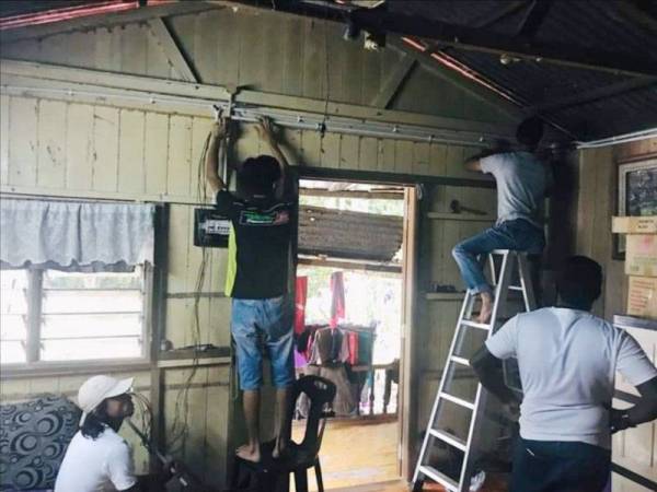 Skuad YPC membuat kerja-kerja pendawaian di rumah mangsa banjir yang terpilih.