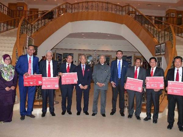 Kesemua ahli parlimen bergambar bersama Dr Mahathir. -Foto Bernama