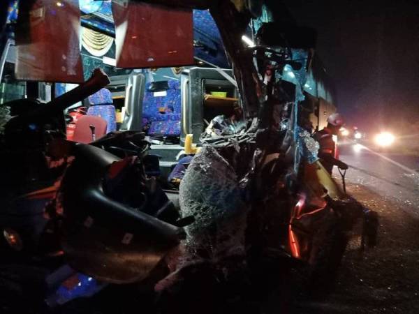 Keadaan bas ekspres yang rosak teruk di bahagian depan menyebabkan tujuh penumpangnya cedera.