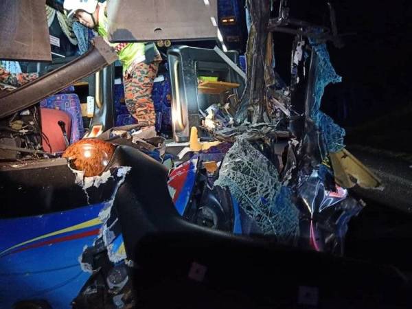 Keadaan bas ekspres yang rosak teruk di bahagian depan menyebabkan tujuh penumpangnya cedera.