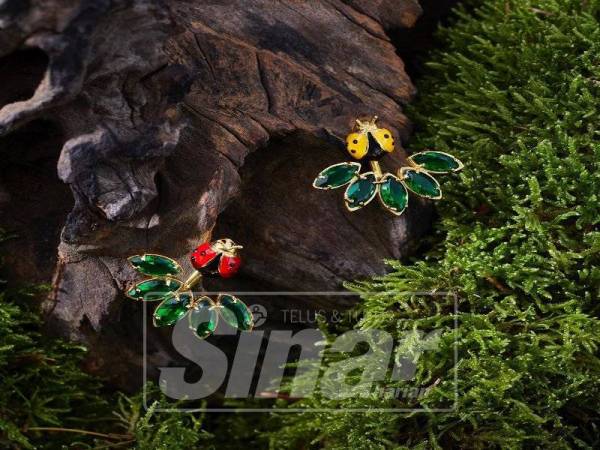 SEPASANG anting-anting kumbang Sharifah Amani menampilkan rona merah dan kuning.