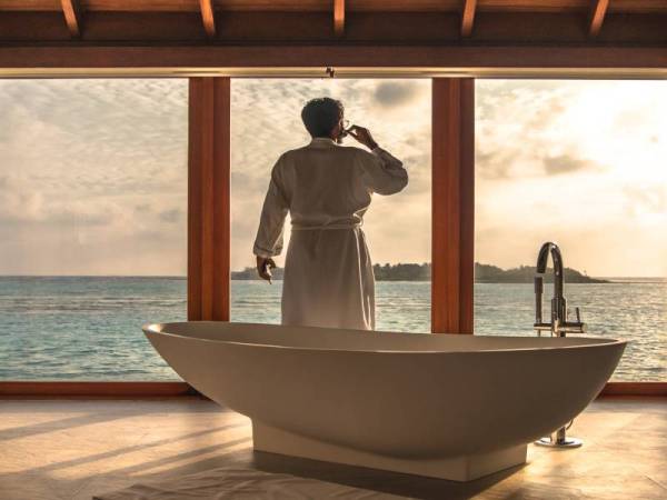 WAKTU yang sesuai untuk bercukur adalah selepas mandi kerana kulit lebih lembut.