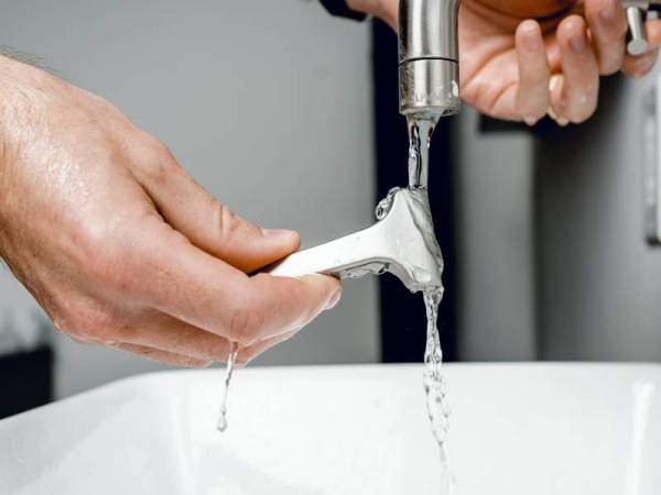 PILIHAN mesin pencukur moden atau konvensional mengikut keselesaan pengguna.