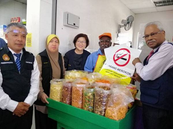 Sivanesan (kanan) berpuas hati dengan penguatkuasaan pendidikan dijalankan Jabatan Kesihatan Perak.