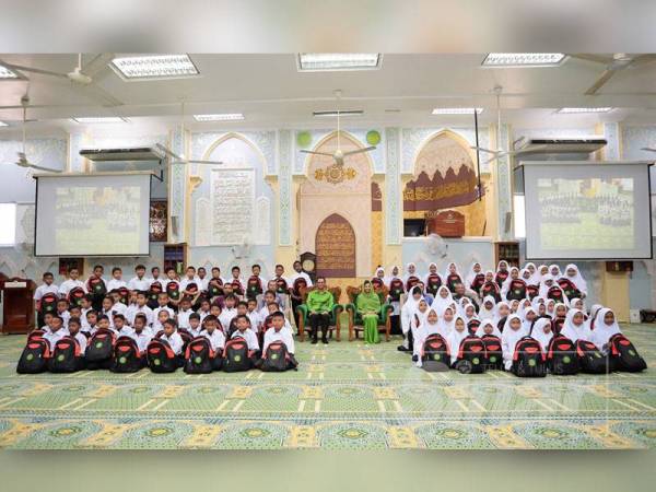 Tengku Sarafuddin Badlishah dan Che Puan Muda Zaheeda bergambar bersama penerima sumbangan.