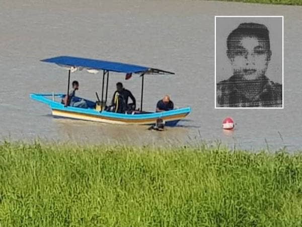 Mangsa ditemukan pada jam 2.45 petang tadi selepsas hilang ketika bot dinaiki bersama dua rakan karam di Sungai Muda pagi tadi. Gambar kecil: Muhammad Najmi Mohd Lazim