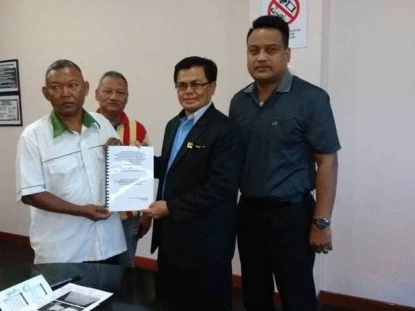 Jahari (kiri) menyampaikan memorandum kepada MPS.