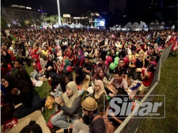 Pengunjung berkumpul sejak petang tadi bagi meraikan ambang 2020. - . FOTO: ZAHID IZZANI