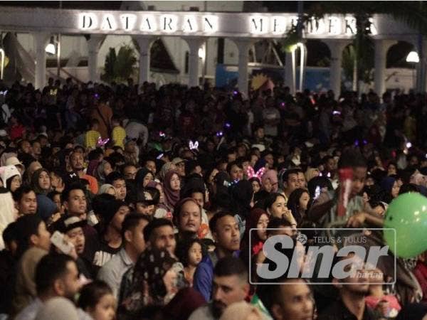 Ribuan warga kota tidak mahu melepaskan saat bersejarah malam ini. - FOTO: ZAHID IZZANI