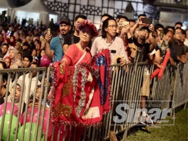 Gelagat pengunjung yang hadir ke Dataran Merdeka malam ini. - FOTO: ZAHID IZZANI 