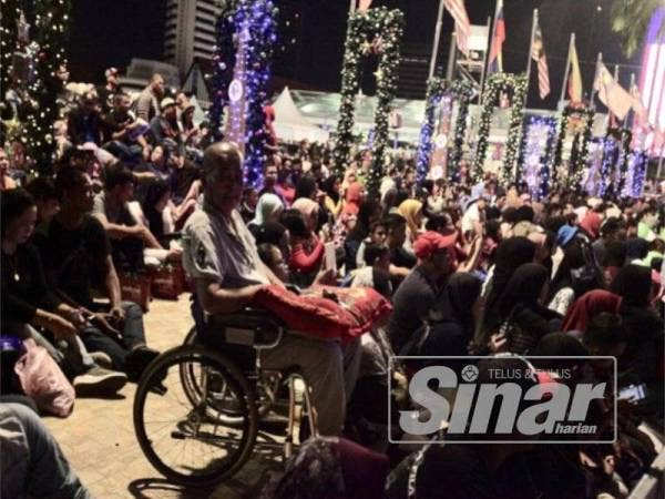 Warga istimewa ini turut tidak mahu melepaskan peluang hadir meraikan ambang 2020 di Dataran Merdeka. - FOTO: ZAHID IZZANI