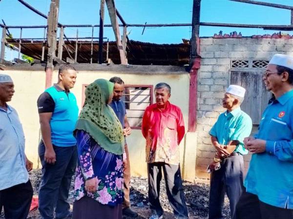 Munir (kanan), Keen Tong (tiga dari kanan) ketika menziarahi rumah pusaka keluarga Sallehudin (empat dari kanan) dan Mohd Haffis (dua dari kiri) semalam di Kampung Rambutan, Kuala Nerang.