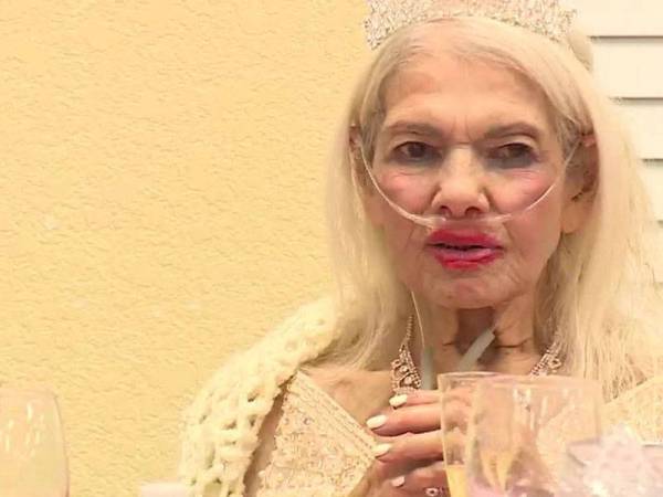 Florence Wendzel menyambut ulang tahun ke-100 tahun dengan mengenakan selempang dan tiara.