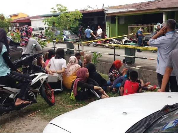 Orang ramai dipercayai kenalan mangsa berkumpul di hadapan rumah mangsa di Taman Selasih semalam.
