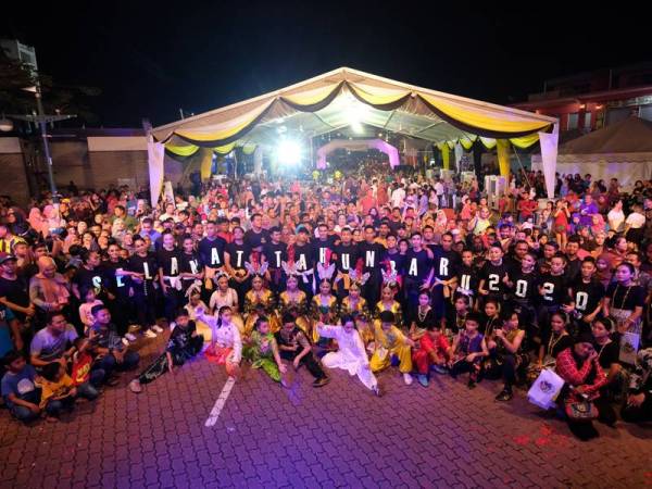 Orang ramai bergambar bersama selepas meraikan sambutan Tahun Baharu 2020 pada Majlis Ambang Sambutan Tahun Baru 2020 di Dataran Maritim malam tadi. - Foto Bernama