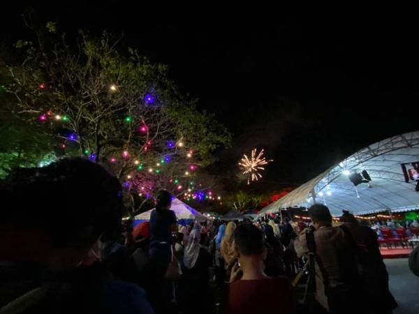 Orang ramai teruja menyaksikan pertunjukan bunga api Ambang 2020.