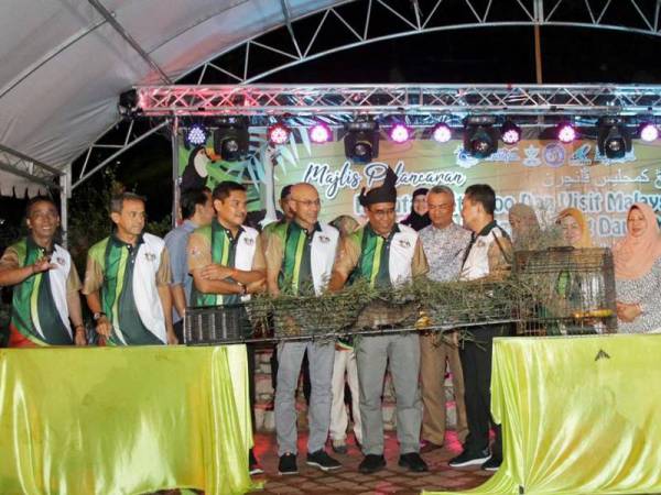 Gimik pelancaran Night Mini Zoo Teruntum menggunakan musang belut.