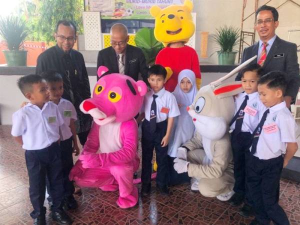 Muzli (kanan) bersama Prof Madya Dr Ariffin (kiri) dan Kamaruzaman beramah mesra dengan dua pasangan kembar terbabit.