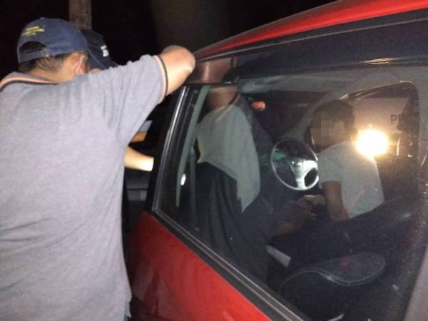 Pasangan kekasih yang ditemui dalam kereta dekat Taman Jubli Perak Sungai Petani.