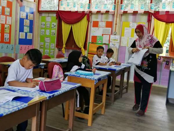 Murid tahun 1 ini mula mengikuti sesi pembelajaran pada hari ini.