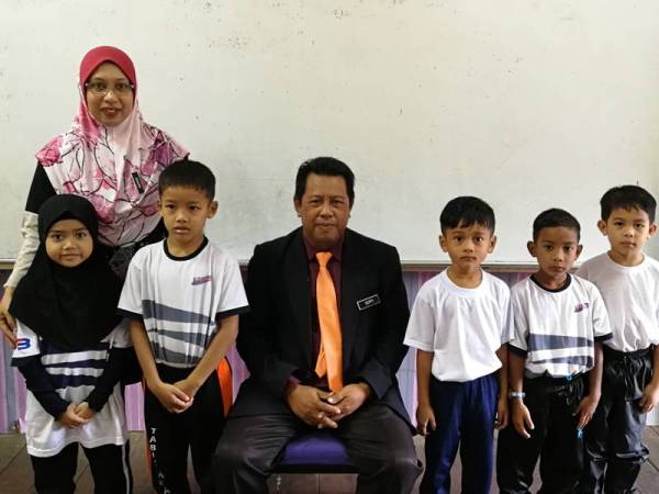 Murid tahun 1 SK Dusun bersama Guru Besar, Mohd Soffi Othman dan guru kelas, Shakira Mansor.