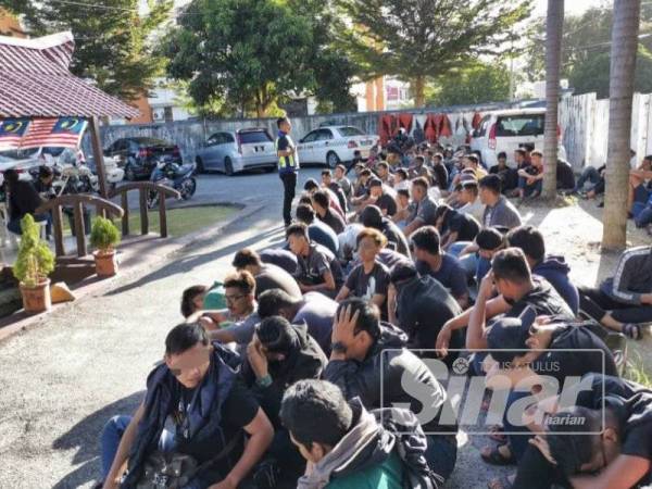 Seramai 229 penunggang dan pembonceng motosikal diperiksa dalam Operasi Samseng Jalanan Sempena Ambang Tahun Baru 2020 di sekitar Ipoh pagi tadi.