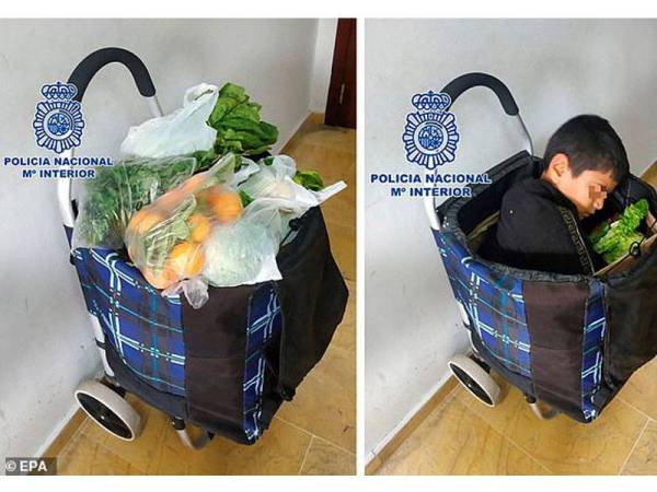 Kanak-kanak 10 tahun itu ditemui di bawah timbunan sayur dan buah-buahan di bandar Melilla.