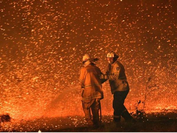 Bomba berdepan kesukaran untuk mengawal kebakaran di bandar Nowra di NSW akibat angin kencang. - FOTO: AFP