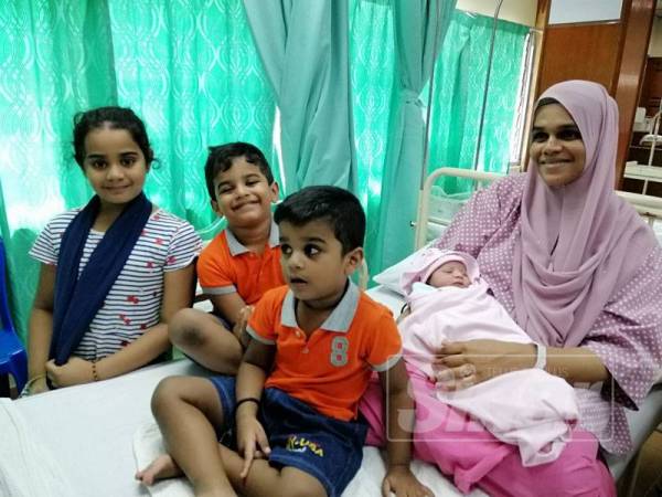 Aminah Bhanu Mohd Kahalidullah, 38, bersama bayi perempuannya yang selamat dilahirkan pada jam 2.46 pagi tadi di HRPB Ipoh. Turut bersama tiga anaknya yang lain.
