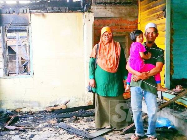 Zainuddin dan isteri serta anaknya hanya mampu berputih mata melihat keadaan rumah sewa mereka hangus.