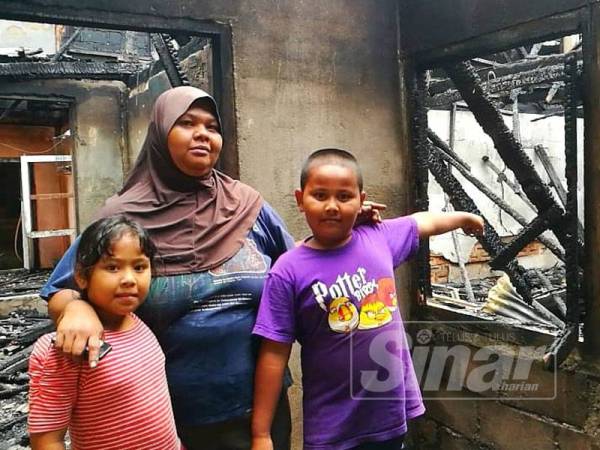 Norida dan dua anaknya pasrah dengan kejadian yang menyebabkan mereka tinggal sehelai sepinggang.