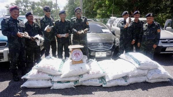 Mohamed Rafiq (lima dari kiri) menunjukkan daun ketum yang dirampas sepanjang penugasan Op Wawasan Kedah/Perlis di PGA Bukit Kayu Hitam hari ini. - Foto: Bernama