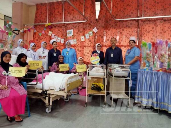 Dr Daud (dua dari kanan) bersama bayi tahun baru dan turut menyampaikan hamper kepada penerima di Wad Ibu dan anak di HTAA hari ini.