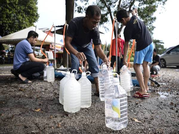 PENGGUNA menadah air daripada 12 paip air yang disediakan pihak Pengurusan Air Selangor Sdn Bhd (Air Selangor) berikutan gangguan bekalan air yang berlaku baru-baru ini.