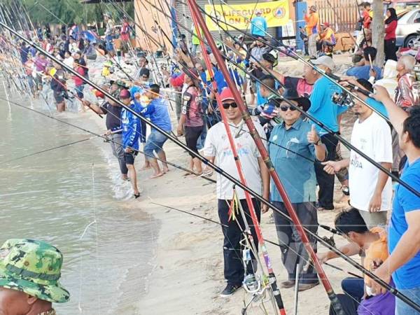 Pengarah Kanan Domestik dan Acara Tourism Malaysia, Datuk Dr Ammar Abd Ghapar (bertopi merah) melawat kawasan memancing.