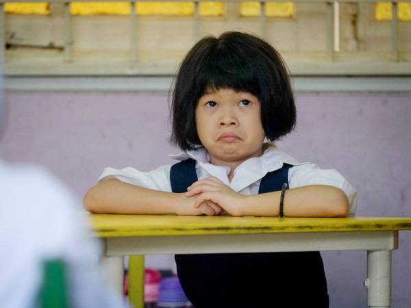  Gelagat seorang murid tahun satu Velin Wee Mei Ching pada hari pertama sesi persekolahan 2020 yang bermula hari ini di Sekolah Kebangsaan Convent Infant Jesus dekat Bandar Hilir hari ini. - Foto Bernama
