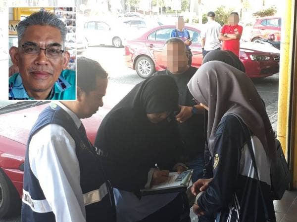 Penguatkuasa Kesihatan Kedah mengenakan kompaun kepada seorang pesalah yang merokok di kaki lima sebuah restoran di Alor Setar pagi ini. Gambar kecil: Dr Ismail