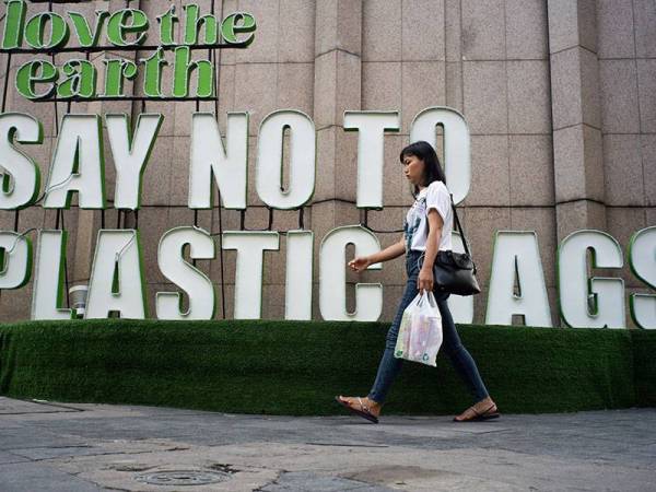 Sebanyak dua bilion atau 5,765 tan penggunaan beg plastik berjaya dikurangkan tahun lalu. - Foto AFP