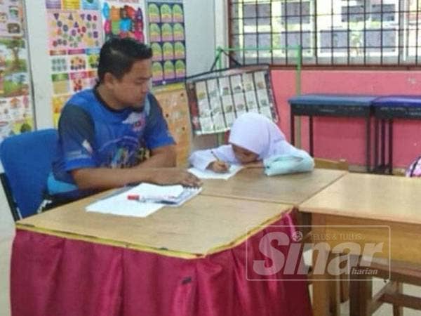 Guru, Ahmad Fariez Salleh sedang mengajar Nur Zahirah Aisyah.