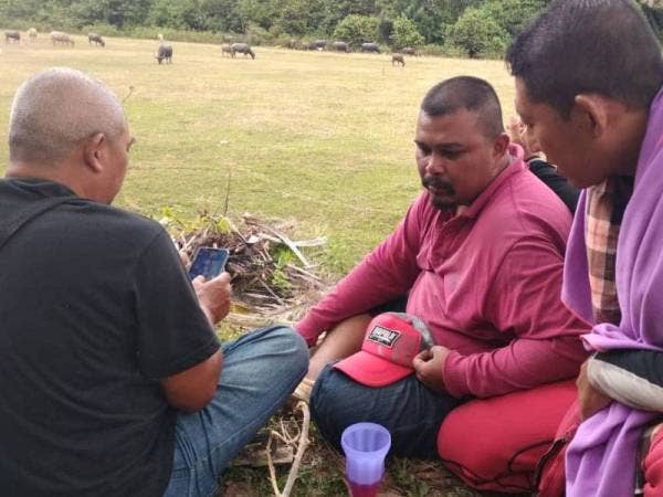 Mohd Rohisham (tengah) ketika menceritakan kejadian membabitkan Muhammad Khairul yang terjatuh ketika memancing.