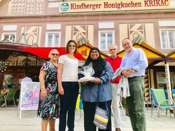 Risyawati (tengah) bersama kakitangan syarikat Knorr-Kohlhofer KG baru-baru ini.