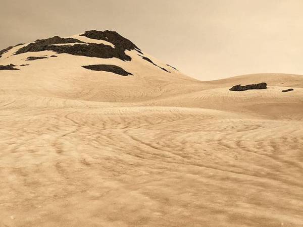 Glasier di New Zealand bertukar menjadi warna coklat akibat asap kebakaran dari Australia.