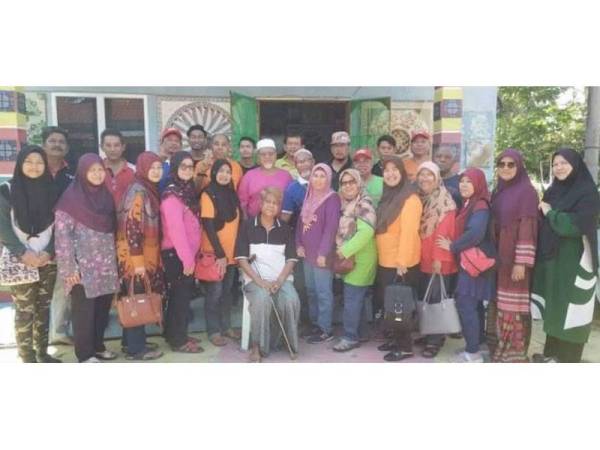 Peminat-peminat merakamkan gambar kenangan bersama M Daud Kilau selepas melawat rumahnya di Kampung Sungai Balai Baroh, di sini baru-baru ini.