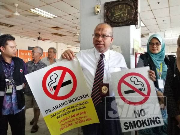 Dr Khalid menunjukkan puntung rokok yang ditemui dalam premis makanan sewaktu operasi dijalankan semalam.