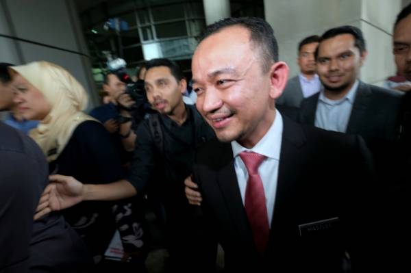 Dr Maszlee beredar dari sidang media selepas mengumumkan peletakan jawatan sebagai Menteri Pendidikan selepas 20 bulan mengemudi kementerian tersebut. -Foto Bernama