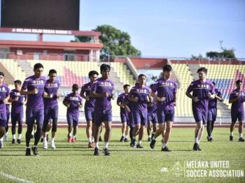 Para pemain Melaka United giat menjalani latihan sebagai persiapan mengharungi saingan Liga Super 2020. - Foto: Melaka United Soccer Association