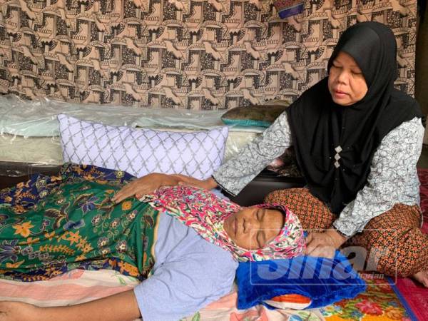 Rosiah (kanan) akan menjaga kakaknya sepanjang Nurul Faizatul Akmal berada di sekolah.